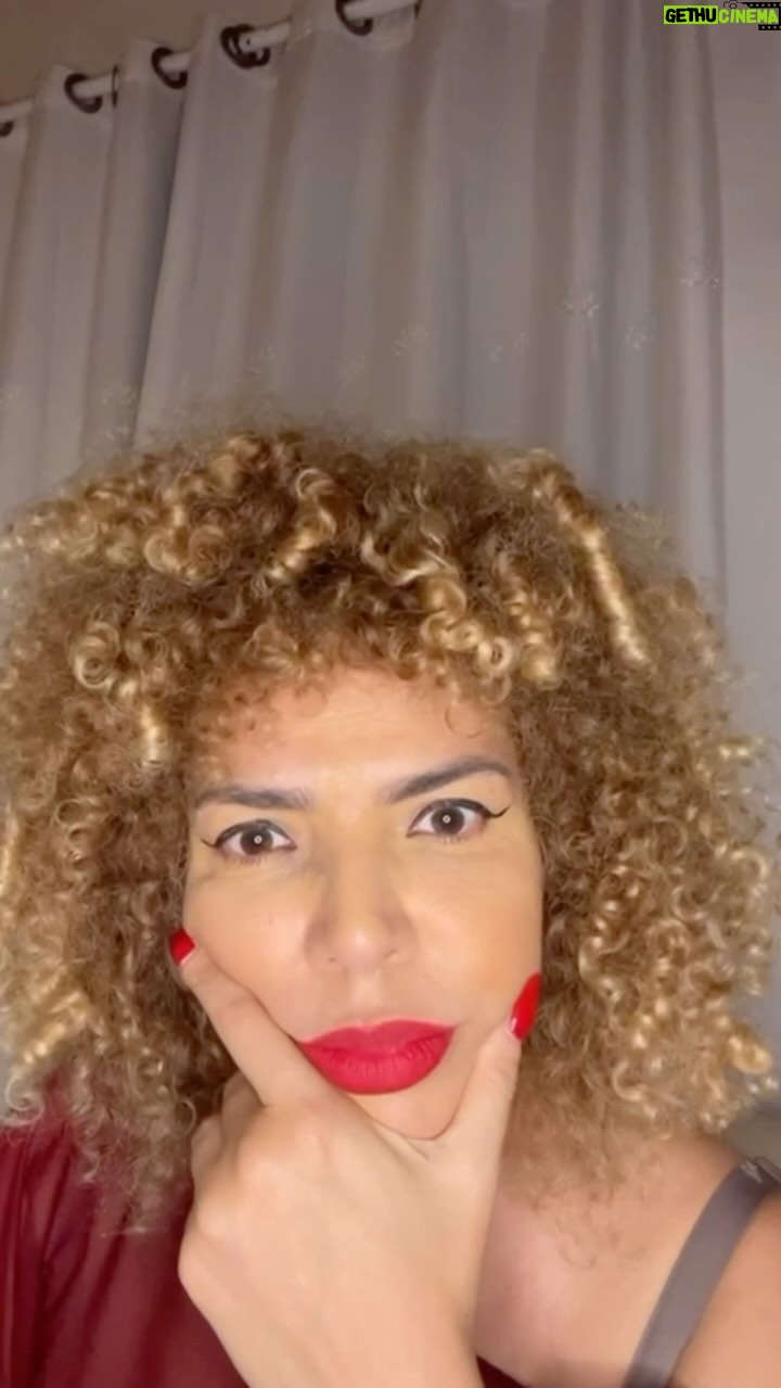 Vanessa da Mata Instagram - 🪽Eu Não Tenho (Vanessa da Mata / Kanza Lokua) Eu não tenho chão Eu não tenho casa Eu não tenho pão Estou vendendo as asas Que possuo Por não ter mais nada Vez em quando leite, vez um feijão Quem jamais ganhou presente de Natal Eu não tenho chão Só grão de esperança Deixa pra lá Há quem tenha por nós Eu não tenho chão Eu não tenho casa (nada) Eu não tenho pão Estou vendendo as asas Que possuo Por não ter mais nada Vou longe com Deus e as asas que levo Vejo os castelos frente ao meu brinquedo Eu não tenho som Canto o que me dão Viva a vida, vida viverá Mas vejo nos olhos de Esmeralda Um dom que sossega a minha tristeza Só ela constrói Sem ela tudo me dói Deixa pra lá Há quem tenha por nós #VanessadaMata