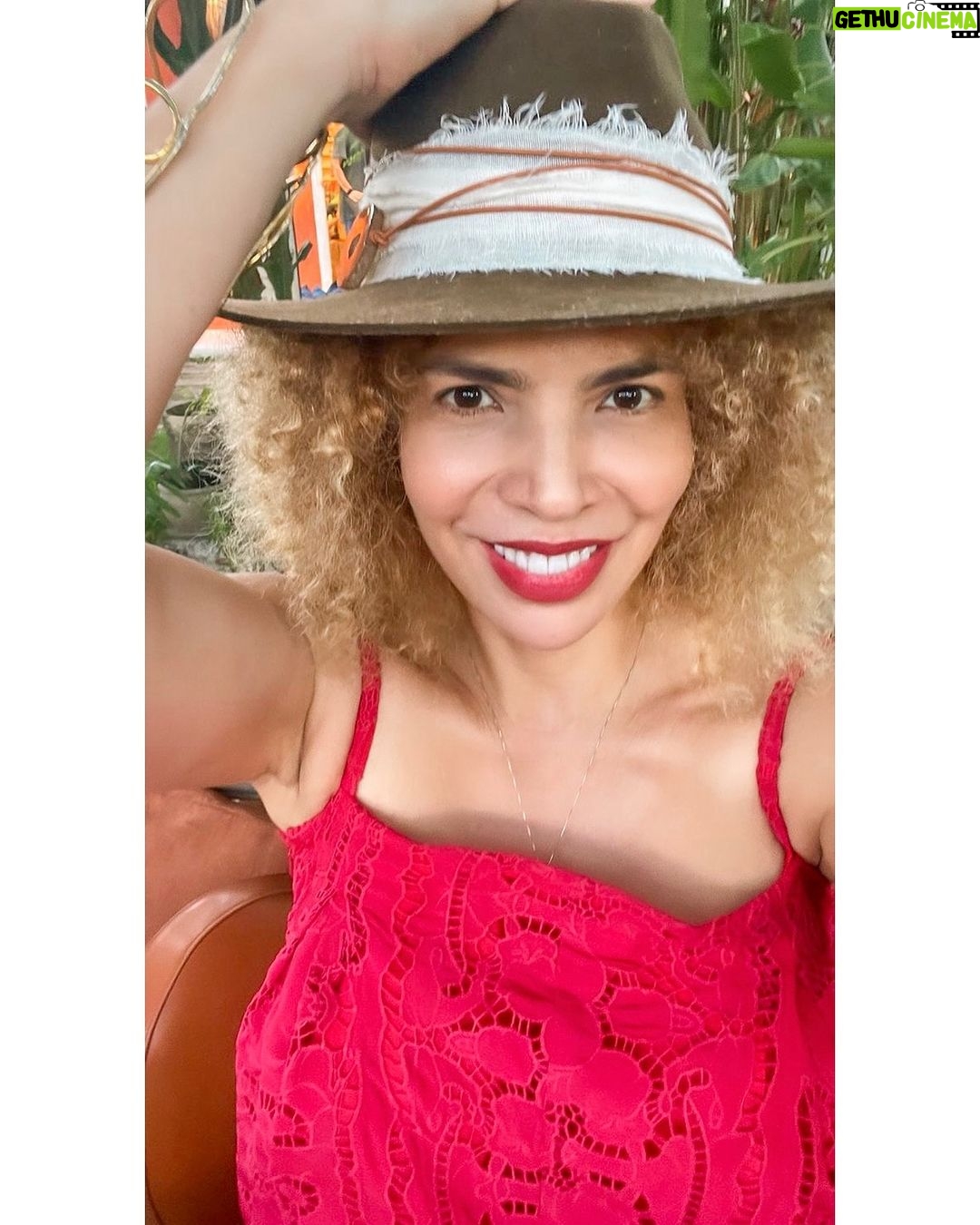 Vanessa da Mata Instagram - Deus te dê luz, alegria e saúde (Deus te dê) Deus te dê carinho, prosperidade e harmonia (Deus te dê) Deus te dê sorte, caminhos, muitos amigos (Deus te dê) E que me esqueça pelo amor de Deus (Deus te dê) 😂 🎶“Vizinha Enjoada” (Vanessa da Mata) #VanessadaMata #VemDoce #VizinhaEnjoada