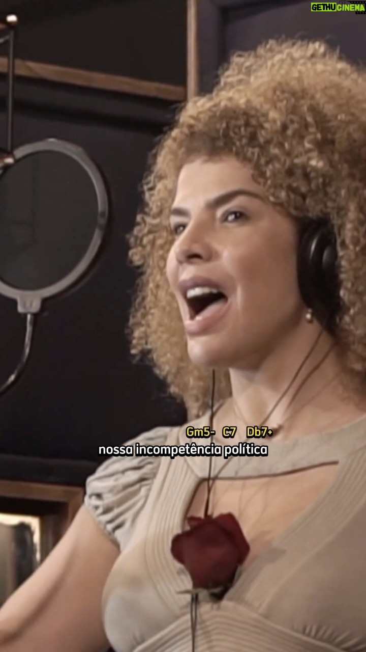 Vanessa da Mata Instagram - 🎼🥭Atendendo a pedidos, mais uma música do álbum “Vem Doce” com as cifras. Gravem vídeos com “Foice” e me marquem aqui para compartilhar. Quero muito ouvir vocês! 🤗🎶 #VanessadaMata #VemDoce #Foice