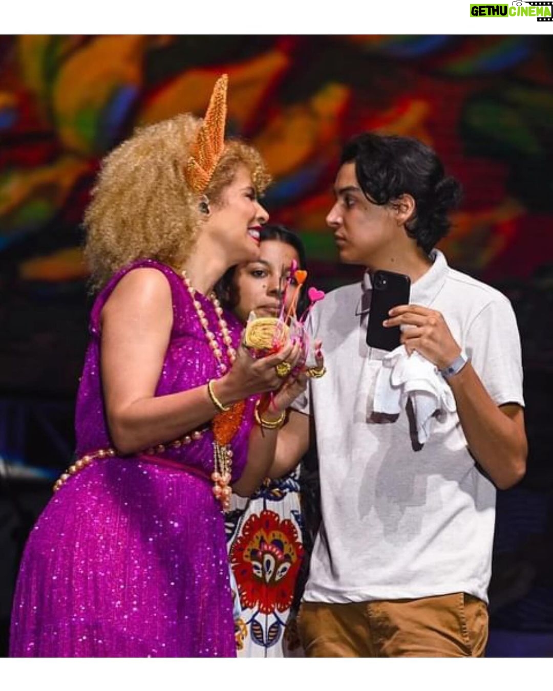 Vanessa da Mata Instagram - Dias inesquecíveis em Recife! Obrigada aos passarinhos, banda, equipe! Foi lindo! 🙌😍 Finalmente pode-se dizer que o ano começou! 😂🧐 Fotos: @wesleydalmeidafotografo / PCR / @paulamaestrali Stylist: @manufiaes Tiara e colar: @walerioaraujo #VanessadaMata Recife-pe