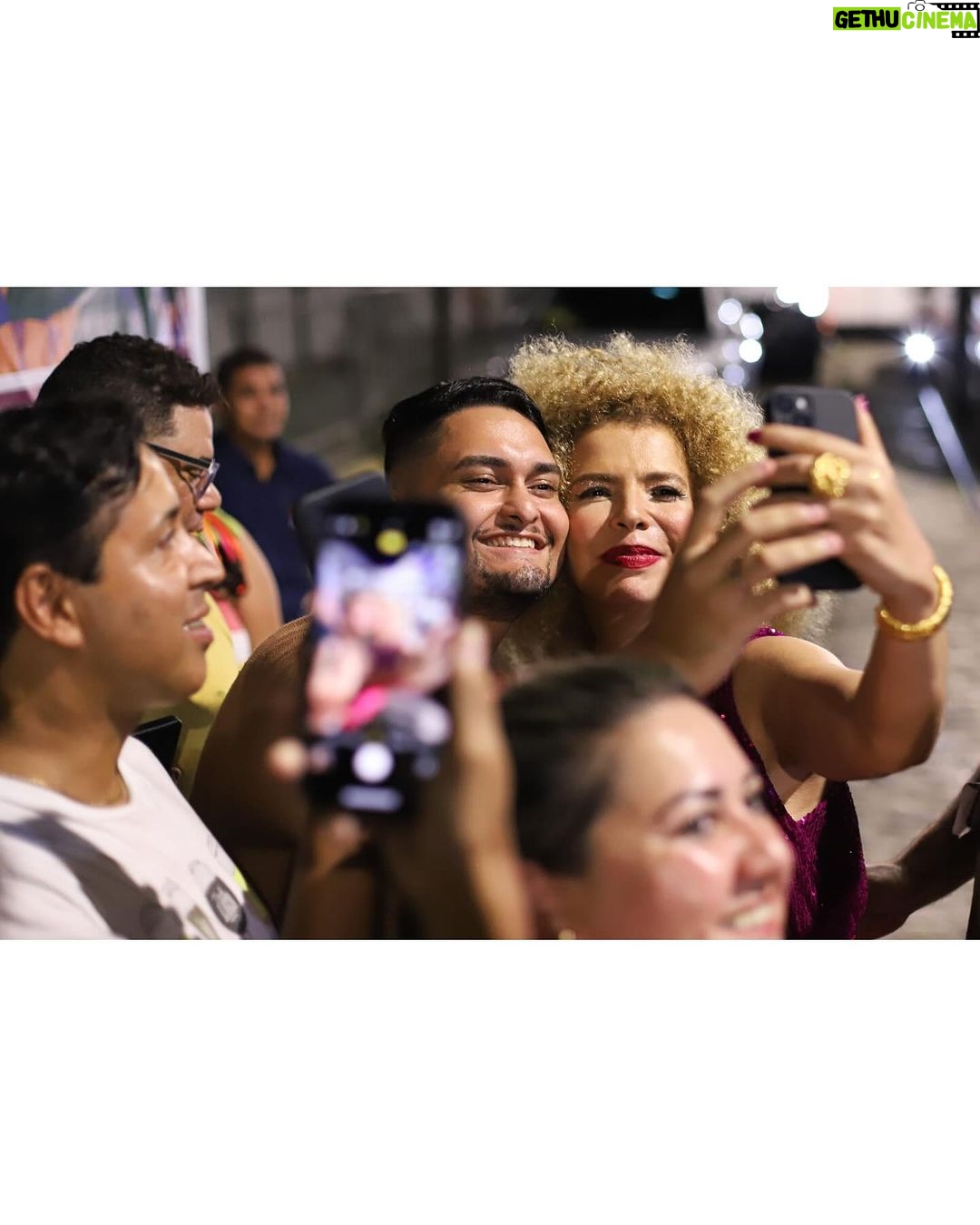 Vanessa da Mata Instagram - Dias inesquecíveis em Recife! Obrigada aos passarinhos, banda, equipe! Foi lindo! 🙌😍 Finalmente pode-se dizer que o ano começou! 😂🧐 Fotos: @wesleydalmeidafotografo / PCR / @paulamaestrali Stylist: @manufiaes Tiara e colar: @walerioaraujo #VanessadaMata Recife-pe