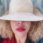 Vanessa da Mata Instagram - Avançar no baticum São três da manhã e eu já deveria estar dormindo Mas o sol a pino no meu sistema mental, me desautoriza tal ousadia Reconsidero, tento me desligar dos pensamentos revolucionários que sempre me levantam nesse horário e logo eles me raptam de novo para um primo do ânimo É ano novo Ano novinho Pronto para ser rabiscado, mas e agora As vezes a liberdade demais, sem paredes, nem qualquer limite Desnorteia quem precisa apenas do norte ou sul apontado no céu Tenho todo o horizonte do mundo para nadar Melhor tentar dormir Melhor tentar correr Rabiscar um desenho que seja Endireitar a coluna Ver um curso do que não sou Experimentar cordilheiras Dormir Quem é liberta demais quando se junta à liberdade demais, tem tudo para nada fazer Dormir dormir Preciso ir São três horas da manhã Eu já vou To indo… sem resistir