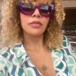 Vanessa da Mata Instagram - É tão bom saber de tanta gente que ouve minhas músicas. Isso é realmente de uma gratidão e carinho que não podem imaginar. Mas isso não é gratidão pela bondade, porque as pessoas não ouvem minhas músicas por uma bondade ou sequer identificação visual comigo, ou de gostar dos meus vestidos, disposição, alegria. Ouvir minhas músicas porque se identificam com elas, com o que escrevo, o que deponho nelas, minhas composições melódicas e letras. Gosto muito do que faço. Não concorro com ninguém porque me sinto muito agraciada pela natureza da arte que produzo, de poder produzi-la muitas vezes compondo sozinha e levando milhares comigo. A sensação, mesmo fazendo minhas canções muitas vezes para mim, me aconselhando, me dizendo, me convencendo ou não, é que elas não são mais minhas. Elas só me alcançaram em algum lugar, eu as materializei, dei espaço, soltei com uma pipa 🪁 cheia de letras e saí por aí soltando fulgores, filhotes dela no vento. Espécies de pássaros correntes, levando sistemas incríveis vivos de desenhos, que desmontaram a mim mesma da minha rotina vezes chata, cotidiana. E que desmontam rotineiras prisões também de outros, causando elixires simpáticos, alados, aliviados semblantes, colírios de mundos que só são alcançados naquelas músicas e que nos destravam, resolvem, distraem! Música é foda! Que sujeitinha alada, divina, acima de qualquer suspeita, invisível, sulco de palavras que acalentam, bondosas, gentis. Suspendem minhas hérnias, massageiam meus caminhos farpados, deslimitam minhas alegrias antes tímidas! Salve a música! Salve o ser que não sei o nome nem nunca vi, mas deve existir na espiritualidade, junto comigo, que nos brinda nos lembrando de nossas existências e autopreservação de saber que a vida pode ser o próprio remédio do tonto rançoso que ela cria. A música é todas as formas e existências, lúdica e voando no rabo da pipa, plantando suas benevolentes fantasias! Obrigada por participarem e partilharem do mesmo planeta. #VanessadaMata