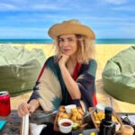 Vanessa da Mata Instagram - Dance Um Reggae Comigo (Vanessa da Mata) Nas delícias simples que a vida dá Nos prazeres livres do dia a dia Não sei ao certo o que eu mais gosto Além dos ventos nos meus cabelos Nas delícias simples que o dinheiro não me traz Na simplicidade das histórias dos velhos Entender, ouvir a experiência Do que cada um pôde capturar E se um dia eu for velha demais para morrer E dentro dos cabelos eu levar 300 homens 50 codinomes E se tiver a chance de ficar para semente De um futuro bem melhor Me soltar nos prazeres que a vida dá Sem me sacrificar, só respirar Beijar e respirar Sonhar Presa eu não sorrio Presa eu não gosto Presa eu não me entrego Presa eu não vivo Quem é solto, não precisa de aditivos Sejamos soltos, dance reggae comigo Trancoso - Bahia