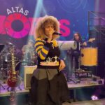 Vanessa da Mata Instagram - 📺🐦 Passarinhos, hoje é dia de #AltasHoras Especial de Ano Novo, com o querido @serginhogroisman! Todo mundo ligado hoje a partir das 22h25. Até já! #VanessadaMata