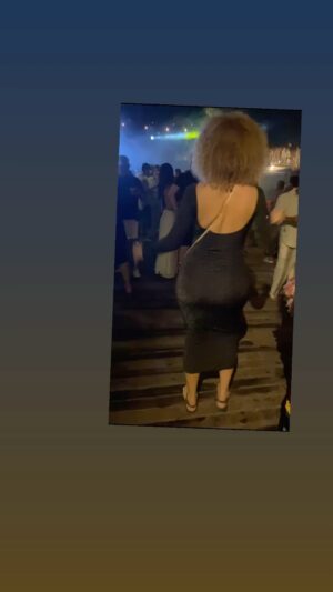 Vanessa da Mata Instagram - Nas edições da vida, muita gente entra sem entrar, se mete no seu dia a dia, se oferece, se gaba, se espreme e acaba cabendo! Nas edições do que somos, às vezes somos mais do que aparentamos, às vezes nem queremos, vezes muito mais espesso recesso ou excessos nos impomos, nos condicionamos a participar muito. Muitas vezes só ficamos bem nos silêncios e vazios. Às vezes dançamos. Colocamos a bunda para dançar, levamos a bunda para passear, deixamos a bunda ir. Levamos o pensamento até os céus, até os dias dos eus, caçamos nossos cacos em dias ímpares dos domingos sem sono. Muitas vezes dançando me ponho no abandono de mim e do quanto eu sou rígida comigo. Mas tá chegando o final do ano. Aí eu tiro folga dos meus gritos comigo do dia a dia e torno a namorar comigo noite e dia!