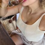 Vanessa da Mata Instagram - Nada mais me acorda com tanto carinho! Nosso ninho de amor e tanta desordem desobedecendo preguiça, distorção de um marketing de dor em cima de nós, tantos ais externos de histórias que não são nossas. Ninguém me desperta com tanto afinco, fino trato, animação e sabor. Café sempre foi meu maior deslumbre, meu ditado amor