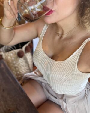 Vanessa da Mata Instagram - Nada mais me acorda com tanto carinho! Nosso ninho de amor e tanta desordem desobedecendo preguiça, distorção de um marketing de dor em cima de nós, tantos ais externos de histórias que não são nossas. Ninguém me desperta com tanto afinco, fino trato, animação e sabor. Café sempre foi meu maior deslumbre, meu ditado amor