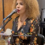 Vanessa da Mata Instagram - 🥭🎶Atendendo aos pedidos, a letra cifrada de “MeLiga”! Gravem vídeos tocando ela e me marquem para eu repostar! 🥭 Me Liga(Vanessa da Mata e Dom Lucas) Tom: C Intro: C7+ Dm7 C7+ Toda vez que ouço, toda vez aquela voz Dm9 Sempre me emociono, sei que te adoro C7+ Deixei o seu cheiro no meu cobertor Dm9 Sei que a noite sem o seu peito não me anima C7+ Dm9 Me anima, me ensina C7+ Dm9 Oh, me ensina C7+ Dm7 Me liga quem sabe a gente pode ser de novo Em7 Aquele par que dava inveja Ebm7 Dm7 De beijos loucos no meio do povo Arrepiando os nossos corpos Em7 Dm7 Me liga, quem sabe a gente pode ser de novo Em7 Aquele par que dava inveja Dm9 De beijos loucos no meio do povo Gsus Arrepiando os nossos corpos C6 Dm9 Sabe aquele nosso tom Que não desafina C6 Dm9 Que revela o lado bom De ter você em minha vida C7+ Dm7 Me liga, quem sabe a gente pode ser de novo Em7 Aquele par que dava inveja Ebm7 Dm7 De beijos loucos no meio do povo Arrepiando os nossos corpos Em7 Dm7 Me liga, quem sabe a gente pode ser de novo Em7 Aquele par que dava inveja Ebm7 Dm7 De beijos loucos no meio do povo Arrepiando os nossos corpos C6 Dm9 Sabe aquele nosso tom Que não desafina C6 Dm9 Que revela o lado bom De ter você em minha vida C6 Dm9 La, la, la, la, la, la #VanessadaMata #VemDoce