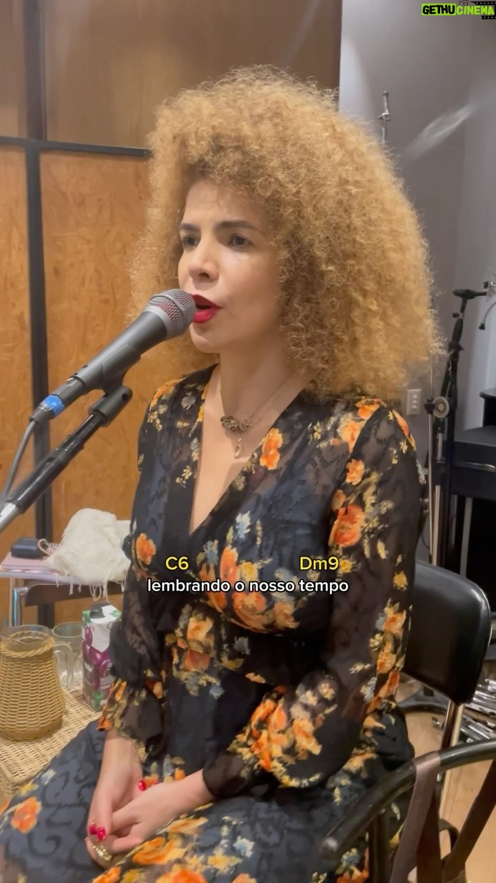 Vanessa da Mata Instagram - đ„đ¶Atendendo aos pedidos, a letra cifrada de âMeLigaâ! Gravem vĂdeos tocando ela e me marquem para eu repostar! đ„ Me Liga(Vanessa da Mata e Dom Lucas) Tom: C Intro: C7+ Dm7 C7+ Toda vez que ouço, toda vez aquela voz Dm9 Sempre me emociono, sei que te adoro C7+ Deixei o seu cheiro no meu cobertor Dm9 Sei que a noite sem o seu peito nĂŁo me anima C7+ Dm9 Me anima, me ensina C7+ Dm9 Oh, me ensina C7+ Dm7 Me liga quem sabe a gente pode ser de novo Em7 Aquele par que dava inveja Ebm7 Dm7 De beijos loucos no meio do povo Arrepiando os nossos corpos Em7 Dm7 Me liga, quem sabe a gente pode ser de novo Em7 Aquele par que dava inveja Dm9 De beijos loucos no meio do povo Gsus Arrepiando os nossos corpos C6 Dm9 Sabe aquele nosso tom Que nĂŁo desafina C6 Dm9 Que revela o lado bom De ter vocĂȘ em minha vida C7+ Dm7 Me liga, quem sabe a gente pode ser de novo Em7 Aquele par que dava inveja Ebm7 Dm7 De beijos loucos no meio do povo Arrepiando os nossos corpos Em7 Dm7 Me liga, quem sabe a gente pode ser de novo Em7 Aquele par que dava inveja Ebm7 Dm7 De beijos loucos no meio do povo Arrepiando os nossos corpos C6 Dm9 Sabe aquele nosso tom Que nĂŁo desafina C6 Dm9 Que revela o lado bom De ter vocĂȘ em minha vida C6 Dm9 La, la, la, la, la, la #VanessadaMata #VemDoce