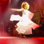 Vanessa da Mata Instagram - 🪄✨”Sabe de uma coisa, seu Vou lhe jogar no meu baú Vivo e mágico Com as coisas boas que tem lá” (Baú - Vanessa da Mata) 🥭 Qual é o seu momento favorito no show #VemDoce? Vídeo: @gabilorencini 📍@circovoador #VanessadaMata #vemdoceoshow #turnêvemdoce #circovoador Circo Voador