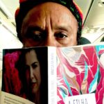 Vanessa da Mata Instagram - Que coisa linda! Obrigada! 🌹🌹 Quem aqui já leu o meu livro “A Filha das Flores”? [#Repost] @oficialchicocesar lendo o livro A Filha das Flores de @vanessadamata no avião, sinalizando para mim mesmo que, depois do show em Salvador as férias estão chegando. para outros prazeres. escreve muito bem a danada, viu. afinal é dela essa letra cabralina de “A Força Que Nunca Seca”, nossa parceria maravilhosamente cantada por @mariabethaniaoficial. estou devorando o livro dela, suas flores, suas tias, seu interior tão rico de histórias. #VanessadaMata #AFilhadasFlores