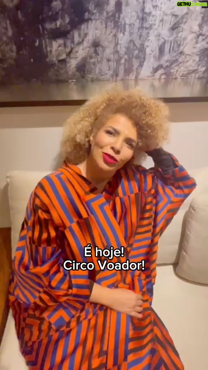 Vanessa da Mata Instagram - 🥭 É HOJE, passarinhos cariocas!!! Vanessa da Mata no @circovoador com o show VEM DOCE! Nos vemos mais tarde! Até já! 👉 Últimos ingressos à venda na @eventimbrasil (link na bio e no site www.vanessadamata.com.br) #VanessadaMata #VemDoce #turnêvemdoce #vemdoceoshow #circovoador #riodejaneiro Circo Voador