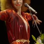 Vanessa da Mata Instagram - O #TBT de hoje é “Perfume Barato”, canção de autoria da Vanessa da Mata e Fernando Catatau, que entrou no setlist do show “Perfumes de Sim” (2009), mas só foi gravada em 2017 no DVD #CaixinhadeMúsica. Perfume Barato (Composição: Fernando Catatau, Vanessa da Mata) Adoro deitar no seu peito Sentir você Grudar o meu corpo no seu Meio sem querer Você sempre acha que eu tô sonhando E não Eu sei muito bem o que faço Procuro os seus braços Adoro olhar o seu rosto Beijar você Achar que a vida é mais simples Do que anunciam Que o diabinho que me distrai É o caos E nesse perfume barato contém solidão Brincando de ser sua dona Querendo ser a única Tentando por fim que você seja O único homem pra mim Eu te guardo como a coisa mais bela Eu te tenho como alguém imortal Não sei se sou tão sincera Mas eu sou tua afinal Há uma mulher seguindo seus passos E a infidelidade pisca pra mim Nisso sejamos justos Se você for quero ir Pode ser prioridade Mas exclusividade não Álbum: Caixinha de Música (2017) #VanessadaMata #EquipeVDM #PerfumeBarato