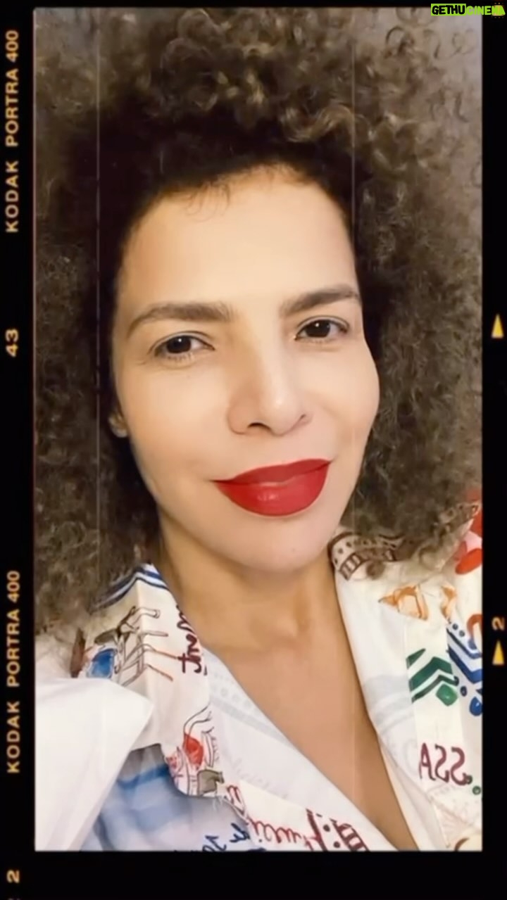 Vanessa da Mata Instagram - Bem da Vida (Vanessa da Mata) Viva a felicidade Abolindo quase toda a maldade Como se o amor trouxesse O gozo da infância Bem que volta à inocência Bem de ter carinho e delicadeza Viva o que nos torna O bem maior da natureza Eu era sem primavera Dessas que o ano não principia Poesia não me dizia Ternura em mim não havia Faltava encanto na melodia Não parava uma saudade Velha de pouca idade Ia vivendo a necessidade Música do álbum “Vanessa da Mata” (2002) #VanessadaMata #BemdaVida