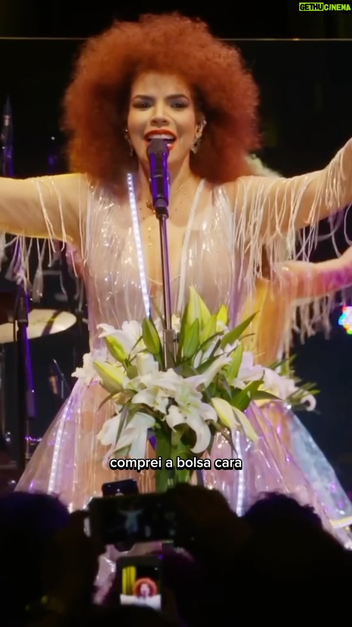 Vanessa da Mata Instagram - 👛🎶 Quem aqui já caiu no golpe da bolsa de grife? Eu mesma, antes dos filhos, caía direto. Hoje as prioridades mudaram um pouco. Essa música eu fiz para mim e algumas outras que se identificam! O #TBT de hoje traz a música “Bolsa de Grife”, composição da Vanessa da Mata, lançada originalmente em 2010 no álbum “Bicicletas, Bolos e Outras Alegrias” e que ganhou novos arranjos na versão ao vivo do DVD “Caixinha de Música” em 2017. #EquipeVDM #VanessadaMata #BolsadeGrife