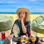 Vanessa da Mata Instagram - Dance Um Reggae Comigo (Vanessa da Mata) Nas delícias simples que a vida dá Nos prazeres livres do dia a dia Não sei ao certo o que eu mais gosto Além dos ventos nos meus cabelos Nas delícias simples que o dinheiro não me traz Na simplicidade das histórias dos velhos Entender, ouvir a experiência Do que cada um pôde capturar E se um dia eu for velha demais para morrer E dentro dos cabelos eu levar 300 homens 50 codinomes E se tiver a chance de ficar para semente De um futuro bem melhor Me soltar nos prazeres que a vida dá Sem me sacrificar, só respirar Beijar e respirar Sonhar Presa eu não sorrio Presa eu não gosto Presa eu não me entrego Presa eu não vivo Quem é solto, não precisa de aditivos Sejamos soltos, dance reggae comigo Trancoso - Bahia