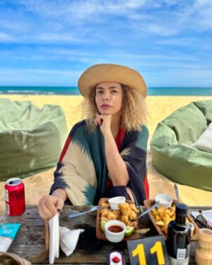 Vanessa da Mata Instagram - Dance Um Reggae Comigo (Vanessa da Mata)

Nas delícias simples que a vida dá
Nos prazeres livres do dia a dia
Não sei ao certo o que eu mais gosto
Além dos ventos nos meus cabelos

Nas delícias simples que o dinheiro não me traz
Na simplicidade das histórias dos velhos
Entender, ouvir a experiência
Do que cada um pôde capturar

E se um dia eu for velha demais para morrer
E dentro dos cabelos eu levar 300 homens
50 codinomes
E se tiver a chance de ficar para semente
De um futuro bem melhor
Me soltar nos prazeres que a vida dá
Sem me sacrificar, só respirar
Beijar e respirar

Sonhar
Presa eu não sorrio
Presa eu não gosto
Presa eu não me entrego
Presa eu não vivo
Quem é solto, não precisa de aditivos
Sejamos soltos, dance reggae comigo