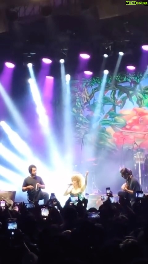 Vanessa da Mata Instagram - Que noite linda, Belém! Obrigada pelo carinho sem nenhuma vergonha de ser expressado, cantando, dançando e celebrando nosso #VEMDOCE! 🌹 Belas recordações de um povo tão caloroso. Vídeo: @julin.souza #VanessadaMata Assembléia Paraense - AP