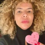 Vanessa da Mata Instagram - 🥭 Quais são as suas músicas favoritas do disco VEM DOCE? 1. Vem Doce (Vanessa da Mata /@papatinho) 2. Foice (Vanessa da Mata) 3. Comentário a Respeito de John - Feat. @joaogomescantor (Belchior / José Luiz Penna) 4. Me Liga (Vanessa da Mata / Dom Lucas) 5. 5. Eu Repetiria (Vanessa da Mata / @sigaanacarolina) 6. Fogo (Vanessa da Mata) 7. Fique Aqui - Feat. @l7nnon (Vanessa da Mata / @l7nnon) 8. Amiga Fofoqueira (Vanessa da Mata) 9. Menina (Deis Te Dê Juízo) (Vanessa da Mata/ @ilanaydar) 10. Oi (Vanessa da Mata / @marcelocamelo) 11. Gêmeos (Vanessa da Mata) 12. Vizinha Enjoada (Vanessa da Mata) 13. Face e Avesso (Vanessa da Mata) 14. Se Eva Soubesse (Vanessa da Mata) #VanessadaMata #VemDoce