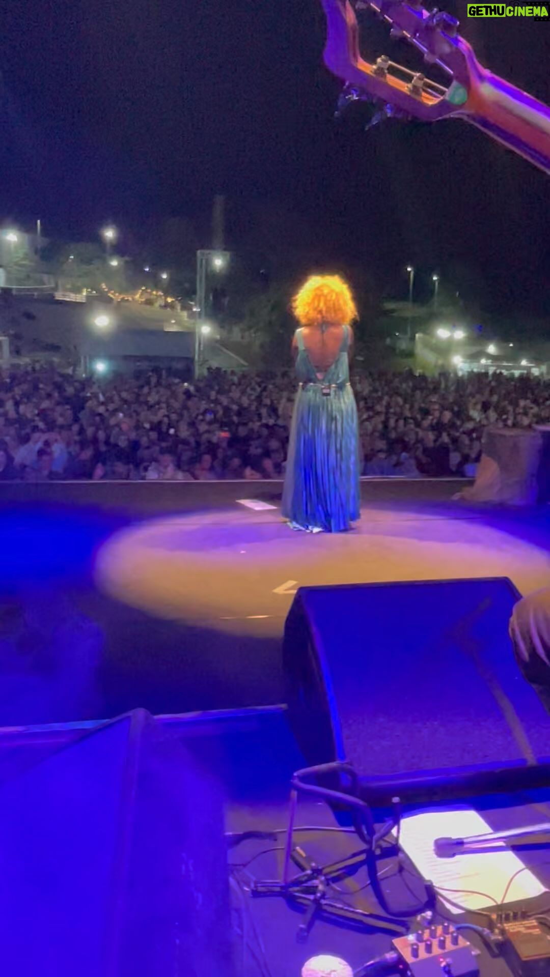 Vanessa da Mata Instagram - Hoje tivemos um concerto delicioso em Limeira! Todo o meu agradecimento e carinho aos papais que trouxeram as crianças e os avós! Famílias inteiras conosco cantando e dançando! Amanhã teremos Marília Sp! Vem doce