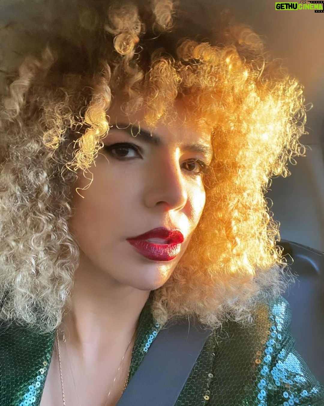 Vanessa da Mata Instagram - 🥭 A caminho do @fibesevilla para a cerimônia do @latingrammys 2023. O álbum VEM DOCE está concorrendo na categoria Melhor Álbum de MPB.🥭🐦 @latingrammys @tapairportugal #EquipeVDM #VanessadaMata #VemDoce #latingrammy Sevilla, Spain
