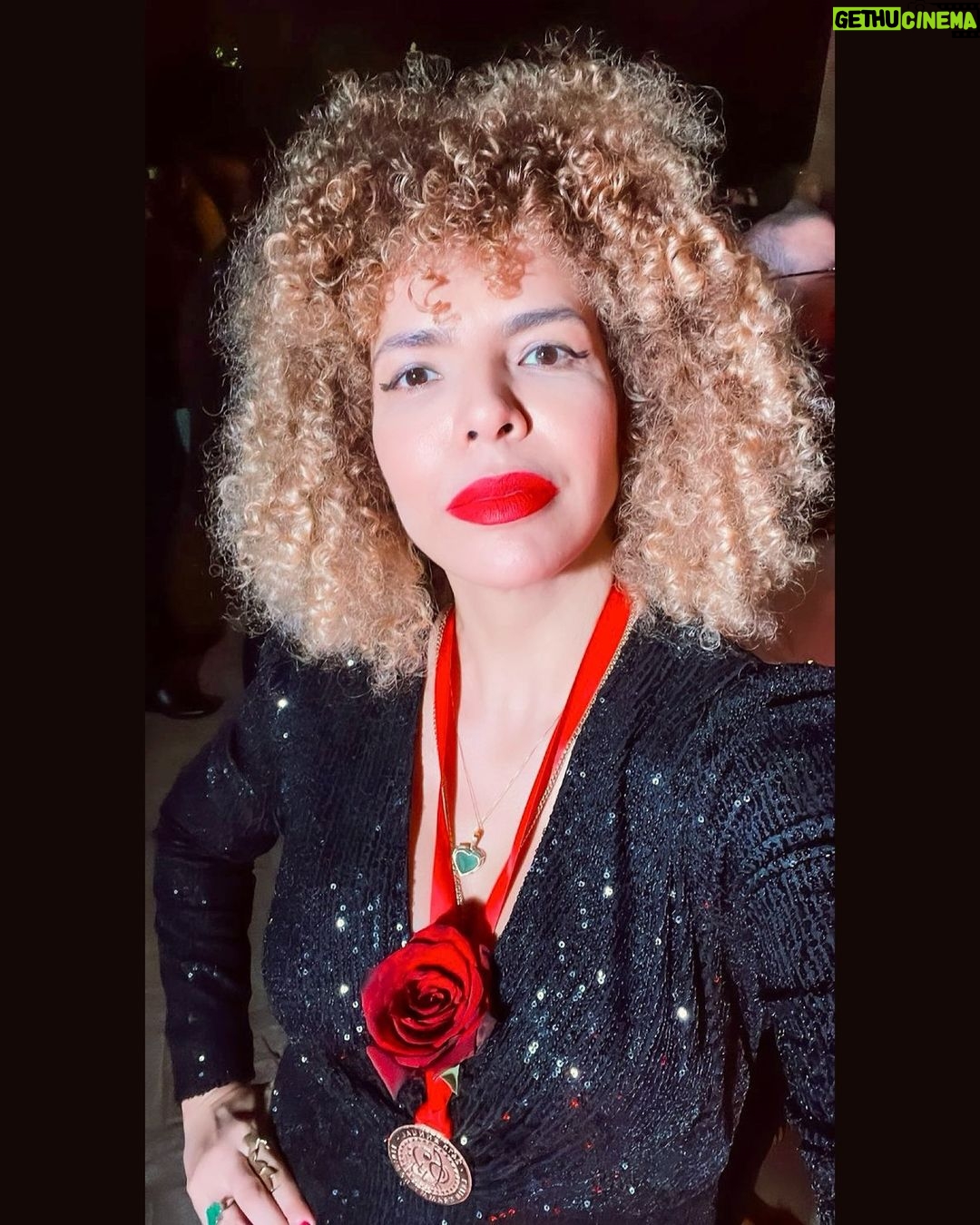 Vanessa da Mata Instagram - 🏅Latin Grammy 2023, Sevilla, Espanha. A cerimônia de premiação será amanhã, quinta-feira, com transmissão a partir das 21h30 (horário de Brasília) no @canalbis e @globoplay. O álbum VEM DOCE está concorrendo na categoria Melhor Álbum de MPB. Passarinhos na torcida! 🤞🥭🐦 @latingrammys @tapairportugal #EquipeVDM #VanessadaMata #VemDoce #latingrammy Sevilla, Spain