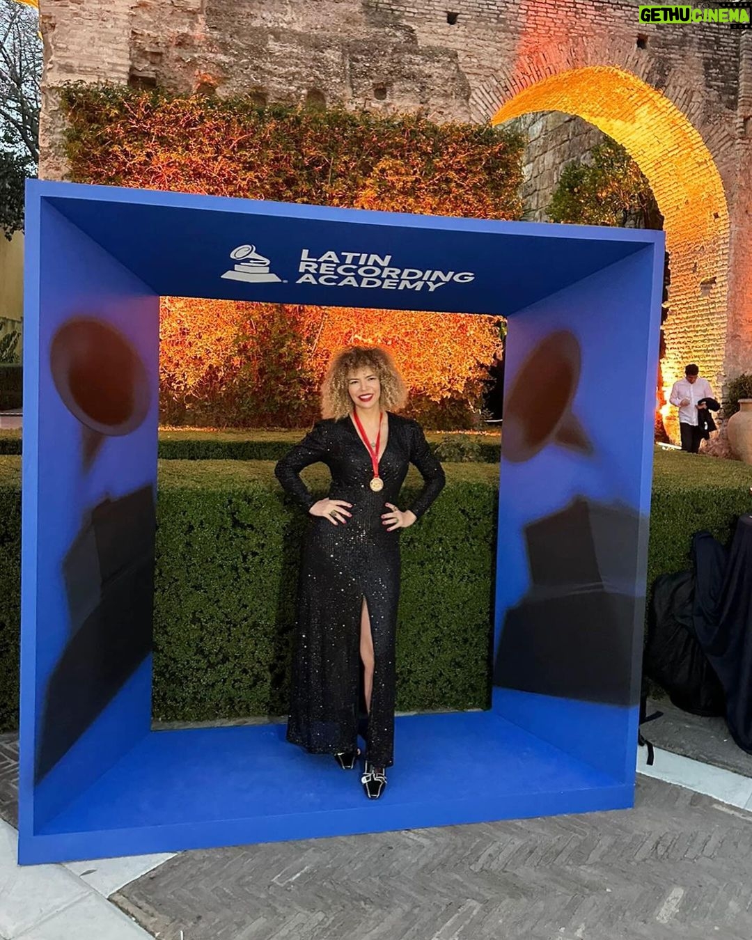 Vanessa da Mata Instagram - 🥭🏅Noite de festa da música em Sevilha, Espanha! Recebendo a medalha pela indicação do disco VEM DOCE ao Grammy Latino 2023, na categoria Melhor Álbum de MPB. Vem doce! @latingrammys | @tapairportugal #LatinGrammy #VemDoce #latingrammy2023 #VanessadaMata Royal Alcazar Palace