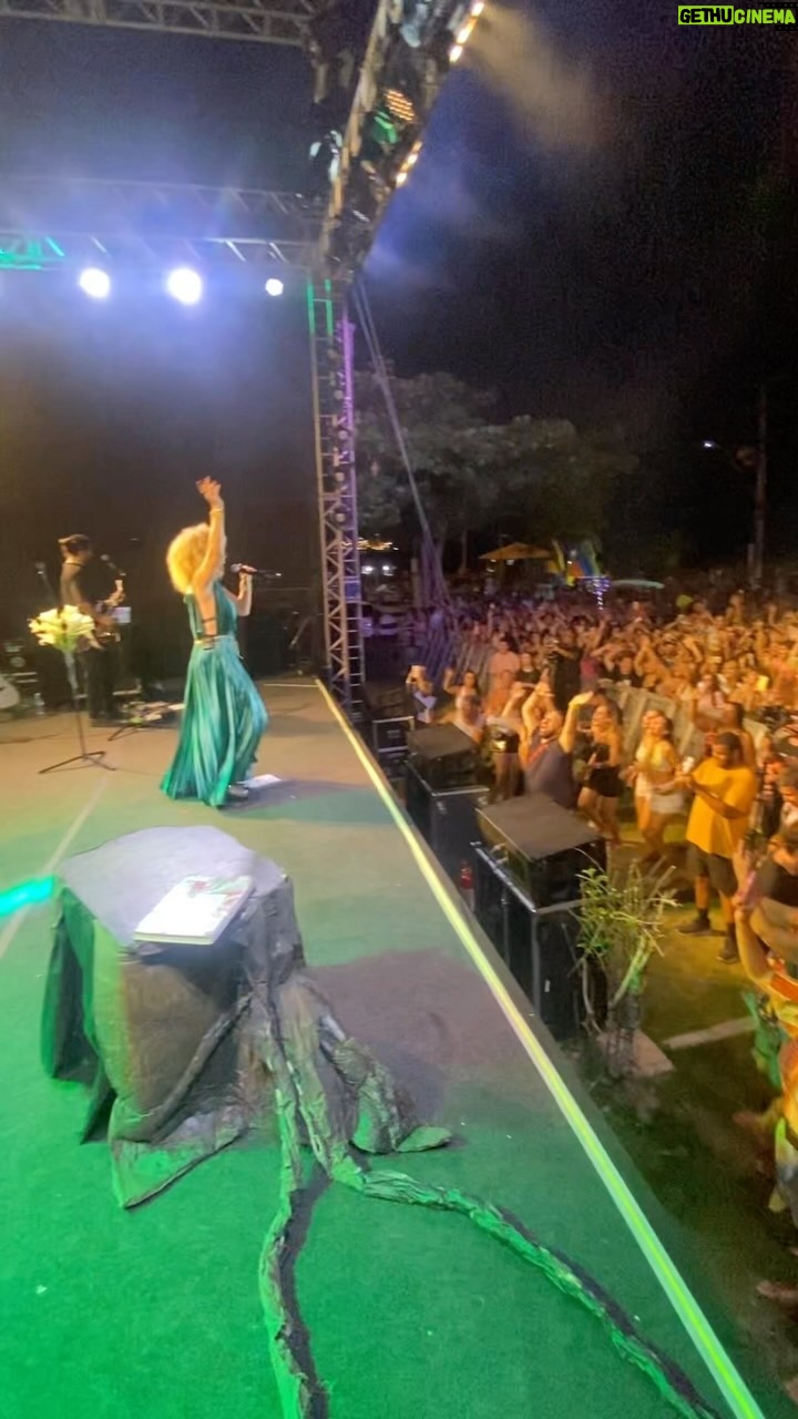 Vanessa da Mata Instagram - Que noite linda, Niterói! Obrigada pelo carinho e entrega! Parabéns pelos 450 anos! @mauriciopacheco23 @michel_nascimento88 @magno_ssouza @rodrigobragamusica @gilmrnd @wallacemello @marcelaoprod @glaucebrazil @adalbertodealmeida @doca_alexandre Praia De Piratininga