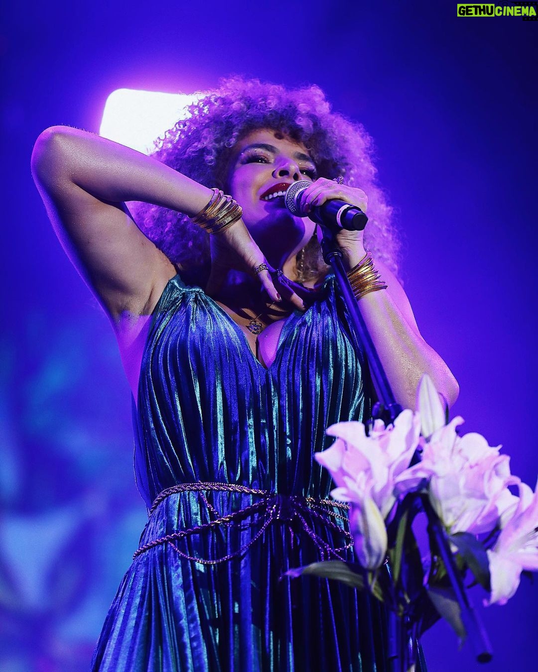 Vanessa da Mata Instagram - @vanessadamata belíssima nesse show cheio de hits 👏 #VanessaDaMataNoMultishow #RockTheMountainNoMultishow