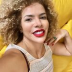 Vanessa da Mata Instagram - “Eu não sei porque Tanta miséria e economia de palavra Era responder se sim ou não Mas ela treme para mim Paquera, me deixa na ilusão Mas ela vem e me para e me paquera E me deixa na ilusão Diz que sim, diz que sim Diz nada” 🎶 Música: Oi (Vanessa da Mata / @marcelocamelo) #VemDoce #VanessadaMata