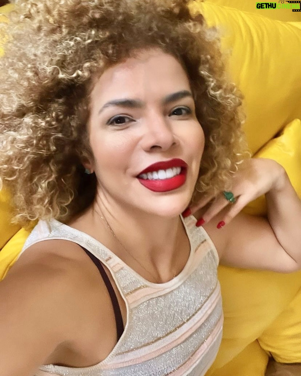 Vanessa da Mata Instagram - “Eu não sei porque Tanta miséria e economia de palavra Era responder se sim ou não Mas ela treme para mim Paquera, me deixa na ilusão Mas ela vem e me para e me paquera E me deixa na ilusão Diz que sim, diz que sim Diz nada” 🎶 Música: Oi (Vanessa da Mata / @marcelocamelo) #VemDoce #VanessadaMata