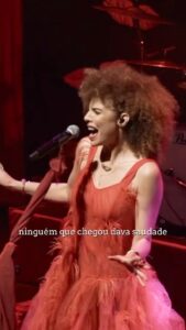 Vanessa da Mata Instagram - 🥭 Sextou! Atenção passarinhos cariocas, a boa deste fim de semana é o festival @rockthemountain amanhã e Praia de Piratininga (Niterói) no domingo! Espero vocês! “Só você e eu” composição Vanessa da Mata 📍11.11 Sáb - Festival Rock The Mountain - Itaipava /RJ 📍12.11 Dom - 450 Anos de Niterói - Praia de Piratininga - Niterói/RJ 🥭 Agenda completa no link da bio #VanessadaMata #EquipeVDM #VemDoce #TurnêVemDoce #vemdoceoshow #sóvocêeeu