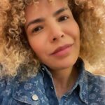 Vanessa da Mata Instagram - 📱❤️ “Me liga Quem sabe, a gente pode ser de novo Aquele par que dava inveja De beijos loucos no meio do povo Arrepiando os nossos corpos” 🎶 Me Liga (Vanessa da Mata / Dom Lucas) #VanessadaMata #VemDoce #MeLiga