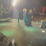 Vanessa da Mata Instagram - Quando a plateia foi junto conosco, o bailinho do passinho ficou maravilhoso! Maravilhoso o show de ontem do @rockthemountain obrigada 🙏 🧡