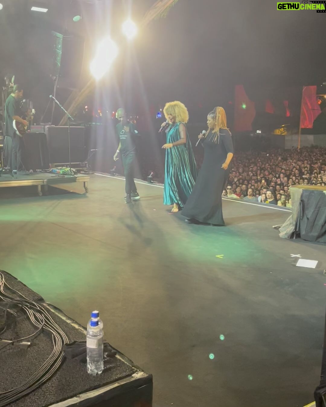 Vanessa da Mata Instagram - Quando a plateia foi junto conosco, o bailinho do passinho ficou maravilhoso! Maravilhoso o show de ontem do @rockthemountain obrigada ๐ ๐งก
