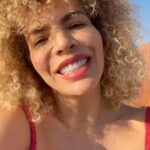 Vanessa da Mata Instagram - 🥭É HOJE, VITÓRIA!! Esperamos vocês no Centro de Convenções de Vitória, com o novo show #VemDoce. Até já! 🎶 Que música não pode faltar no show desta noite? 🎫 Últimos ingressos à venda no @zig.tickets (link na bio e no site www.vanessadamata.com.br) #VanessadaMata #TurnêVemDoce #vemdoceoshow #vitoria Vitória - ES