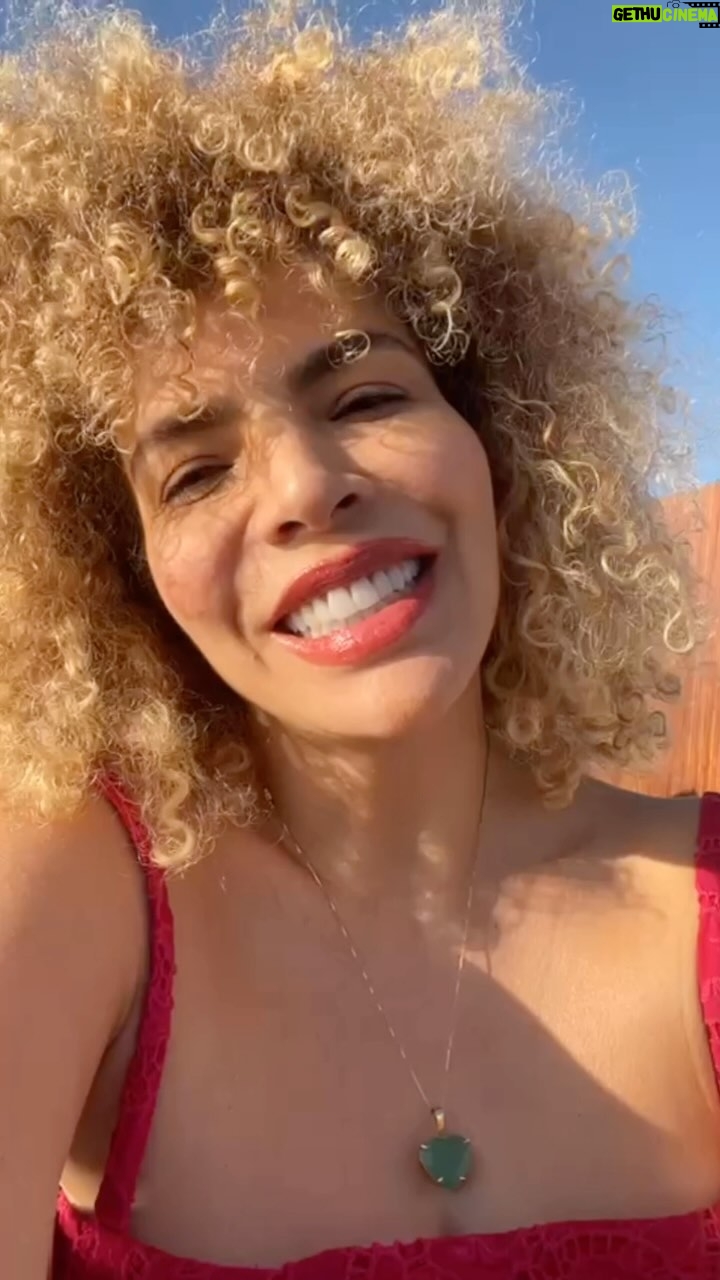 Vanessa da Mata Instagram - 🥭É HOJE, VITÓRIA!! Esperamos vocês no Centro de Convenções de Vitória, com o novo show #VemDoce. Até já! 🎶 Que música não pode faltar no show desta noite? 🎫 Últimos ingressos à venda no @zig.tickets (link na bio e no site www.vanessadamata.com.br) #VanessadaMata #TurnêVemDoce #vemdoceoshow #vitoria Vitória - ES