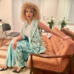 Vanessa da Mata Instagram - “A senhora sempre diz que conselho não se dá Minha cabeça repete suas palavras no mantra Preste atenção, menina Deus te dê juízo, menina” 🎶 Menina (Vanessa da Mata / Ilan Adar) Álbum “Vem Doce” Look: Roupa @apartamento03 / sapatos acervo pessoal #VanessadaMata #VemDoce