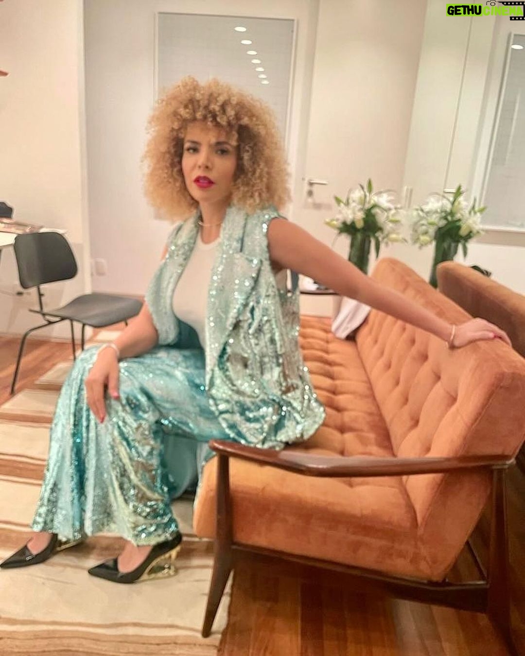 Vanessa da Mata Instagram - “A senhora sempre diz que conselho não se dá Minha cabeça repete suas palavras no mantra Preste atenção, menina Deus te dê juízo, menina” 🎶 Menina (Vanessa da Mata / Ilan Adar) Álbum “Vem Doce” Look: Roupa @apartamento03 / sapatos acervo pessoal #VanessadaMata #VemDoce