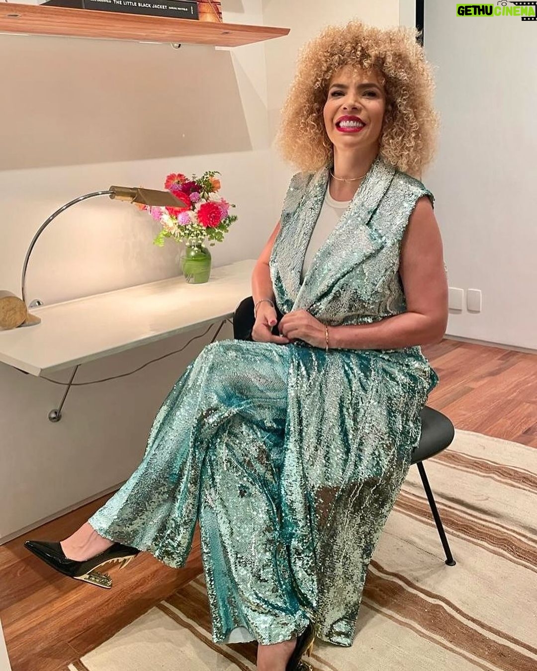 Vanessa da Mata Instagram - “A senhora sempre diz que conselho não se dá Minha cabeça repete suas palavras no mantra Preste atenção, menina Deus te dê juízo, menina” 🎶 Menina (Vanessa da Mata / Ilan Adar) Álbum “Vem Doce” Look: Roupa @apartamento03 / sapatos acervo pessoal #VanessadaMata #VemDoce