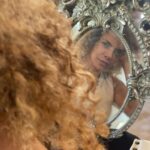 Vanessa da Mata Instagram - Sou negra Mesmo que em minha época meus parentes dissessem: não, você não é Na minha época de adolescência era assim Diziam: você não é negra Você é mestiça, parda, mulata, mameluca, miscigenada Muitas vezes era confuso Mesmo que olhando o meu pai branco de olhos claros, minha mãe negra de cabelos alisados, meu avô preto por parte de mãe e meus irmãos sarará, negros não assumidos, eu tenha sido a primeira a dizer à minha avó materna, casada com meu avô preto que éramos negros e fui incompreendida naquela altura. Os preconceitos existem e são terríveis. Nas menores brincadeiras sem leveza, para tentar de alguma forma te excluir ou inibir de ser grande ou feliz Querem que você não possa várias coisas Pura ilusão pequena dos que acham assim Me sinto negra Da ponta dos pés às pontas dos cabelos e sempre os deixei como são Mesmo que muitos achassem que era uma ousadia E eles são Ousados, livres e lembrando sempre que eu posso e sou naturalmente grande, livre e poderosa Quero ver quem me segura Não deixe que o achar dos que rastejam espiritualmente e não evoluíram, tirem o brilho de sua existência Quem enxerga menor ou maior simplesmente não sabe somar