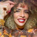 Vanessa da Mata Instagram - “Vida Não tome conta da minha vida Como se fosse a terra prometida Não reclame se eu montar no vento e nunca mais” 🔥 Fogo (Vanessa da Mata Álbum: 🥭 Vem Doce #VanessadaMata #VemDoce