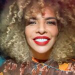 Vanessa da Mata Instagram - “Vida Não tome conta da minha vida Como se fosse a terra prometida Não reclame se eu montar no vento e nunca mais” 🔥 Fogo (Vanessa da Mata Álbum: 🥭 Vem Doce #VanessadaMata #VemDoce