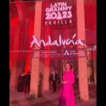 Vanessa da Mata Instagram - 🎶 Eu Repetiria (Vanessa da Mata / Ana Carolina) Tudo, tudo que eu disse eu não me arrependo Desde quando eu te vi eu sinto Todo trauma do passado que trouxemos E que teríamos que desfazer No mais é preciso mudar quase tudo E de verdade limpar, se desfazer Não tolerar nosso ego absurdo Para deixar que o novo dia venha ser Pra que a gente não se frustre Pra que a gente não se machuque Pra que a gente não se iluda Pra que a gente baby, baby, baby Sabe tudo que eu disse pra você Eu repetiria @latingrammys @tapairportugal #VanessadaMata #VemDoce #EuRepetiria #latingrammy Sevilla, Spain