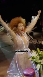 Vanessa da Mata Instagram - 🌹 20 de março - Dia Internacional da Felicidade “Gente feliz não se incomoda com pouco Eu acho que a felicidade não vem só Os meus amigos eu escolho São sócios da alegria que eu gosto de levar” ❤️ Envie esse vídeo para um amigo que te faz muito feliz! #VanessadaMata #GenteFeliz