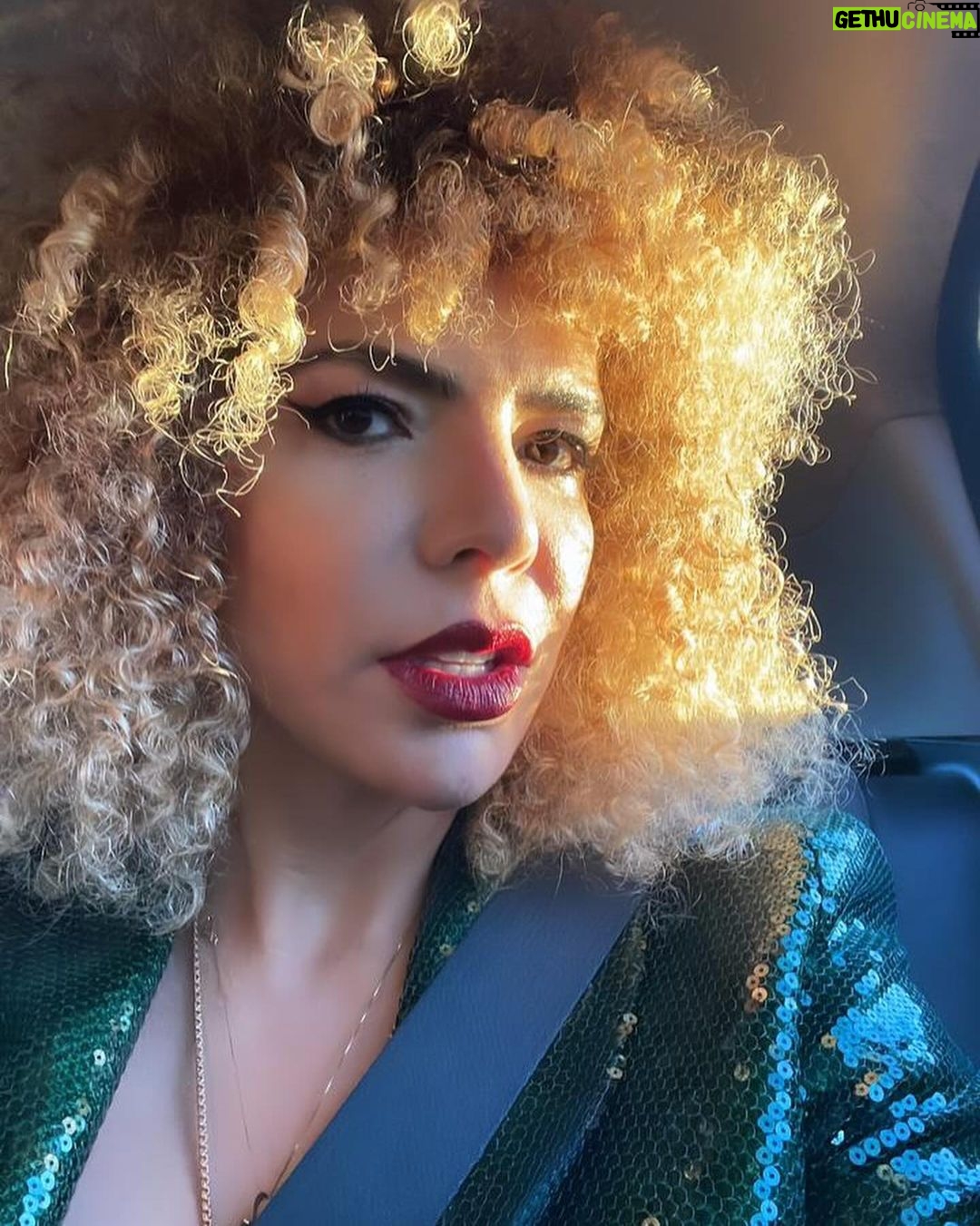 Vanessa da Mata Instagram - 🥭 A caminho do @fibesevilla para a cerimônia do @latingrammys 2023. O álbum VEM DOCE está concorrendo na categoria Melhor Álbum de MPB.🥭🐦 @latingrammys @tapairportugal #EquipeVDM #VanessadaMata #VemDoce #latingrammy Sevilla, Spain