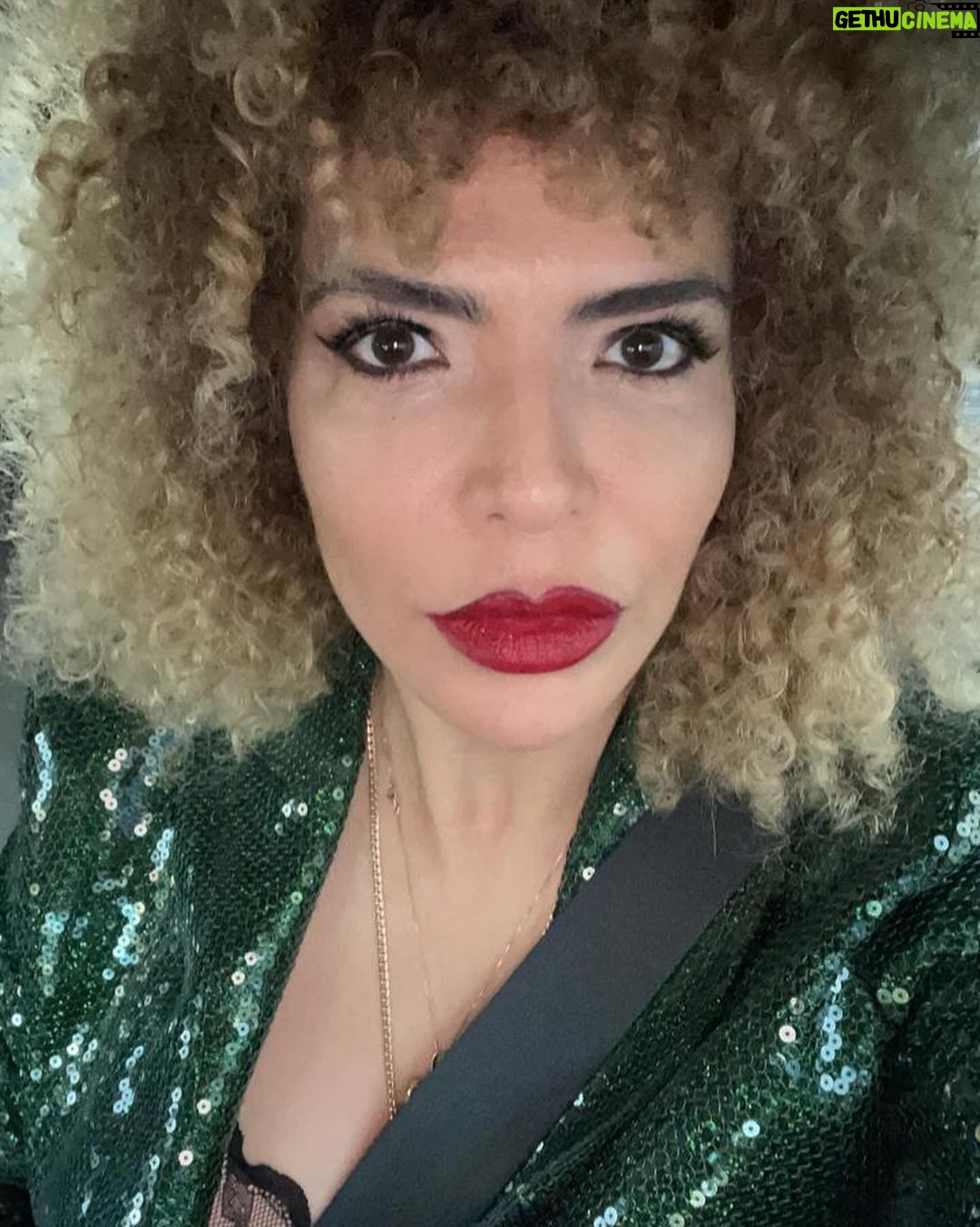 Vanessa da Mata Instagram - 🥭 A caminho do @fibesevilla para a cerimônia do @latingrammys 2023. O álbum VEM DOCE está concorrendo na categoria Melhor Álbum de MPB.🥭🐦 @latingrammys @tapairportugal #EquipeVDM #VanessadaMata #VemDoce #latingrammy Sevilla, Spain