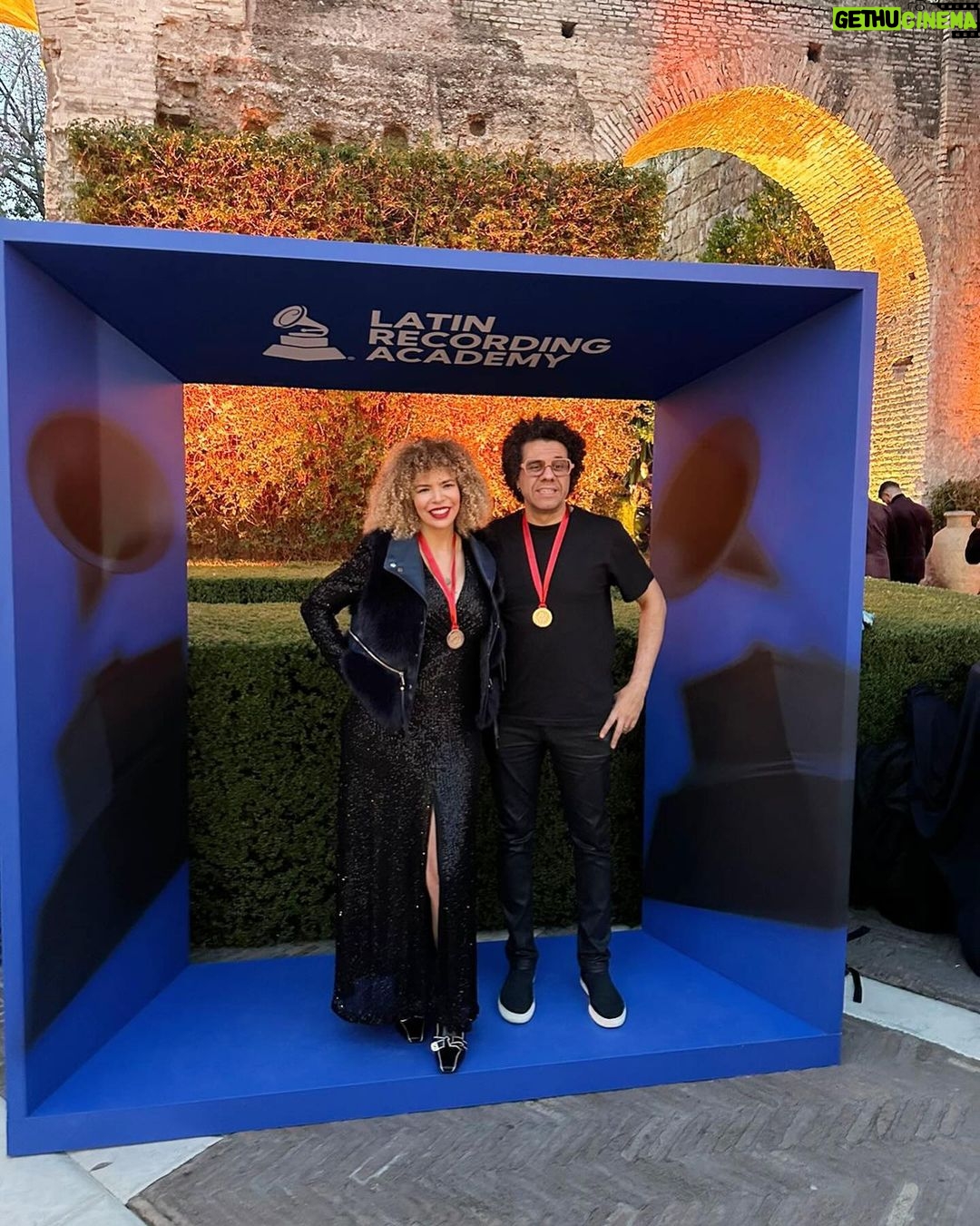 Vanessa da Mata Instagram - 🥭🏅Noite de festa da música em Sevilha, Espanha! Recebendo a medalha pela indicação do disco VEM DOCE ao Grammy Latino 2023, na categoria Melhor Álbum de MPB. Vem doce! @latingrammys | @tapairportugal #LatinGrammy #VemDoce #latingrammy2023 #VanessadaMata Royal Alcazar Palace