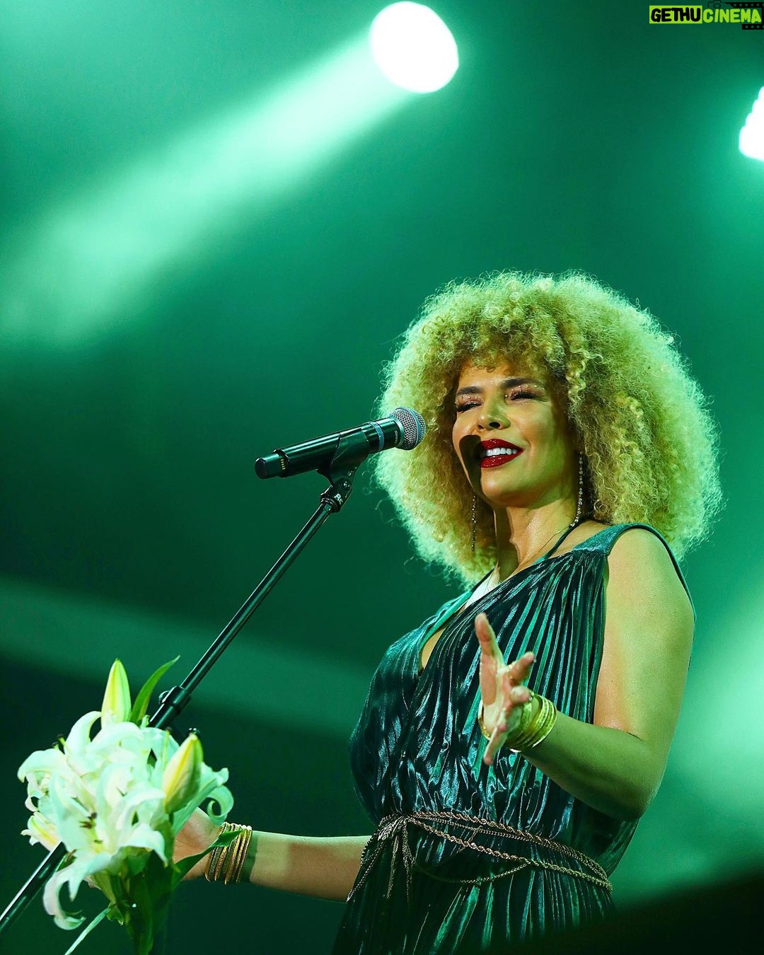 Vanessa da Mata Instagram - @vanessadamata belíssima nesse show cheio de hits 👏 #VanessaDaMataNoMultishow #RockTheMountainNoMultishow
